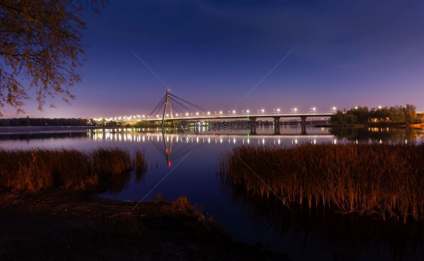 冷静的乌克兰基辅Dnieper河上Pivnichnyyi桥前莫斯科夫基桥夜视蓝色时间晚上太阳宁静图片