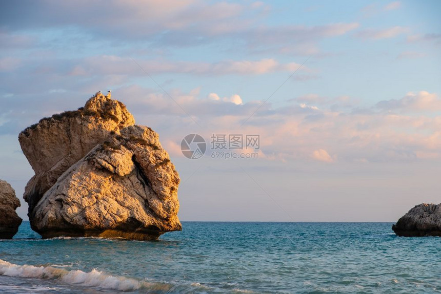 粗糙的绿松石塞浦路斯帕福PetratouRomiou附近海滩的浪震荡风景被认为是希腊神话中的Aphroditersquos出生地图片