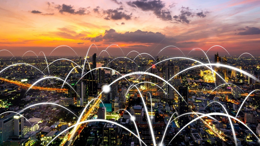 商业互联网数据具有全球化抽象图形显示连接网络的智能数字城市未来5G智能无线数字城市和社交媒体网络系统的概念具有全球化抽象图形显示图片