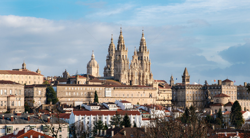 建造晴天多云的西班牙加利亚圣地哥德孔波斯特拉全景和令人惊叹的大教堂新恢复了圣地亚哥的卡米诺新面貌图片