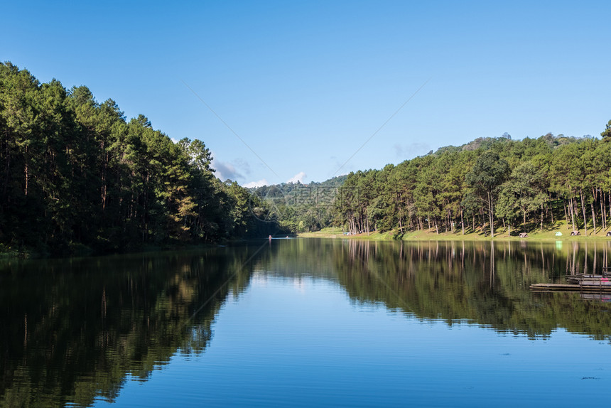 天空公园山谷中小型蓄水层的反映为旅行清湖并有晰的泊旅游风景图片