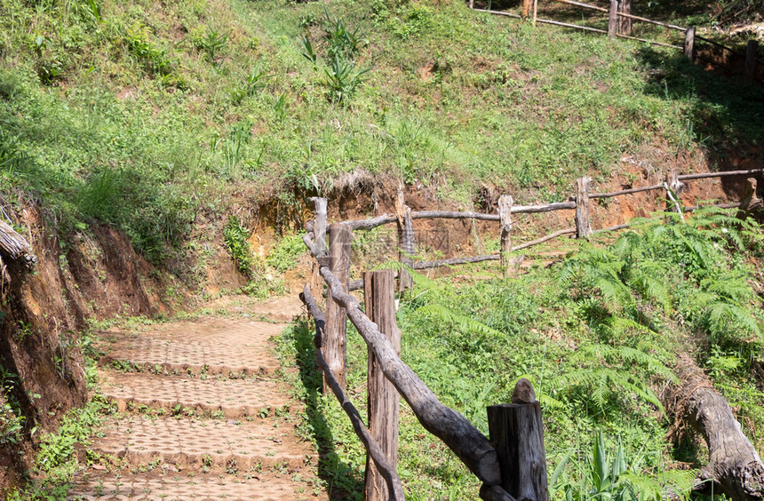 巨石楼梯在通往瀑布的自然道上用木铁搭着石砖路地面图片