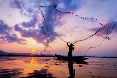 贫困网软焦点和Bangpra湖渔民在泰国捕鱼的行动中为了皮艇高清图片素材