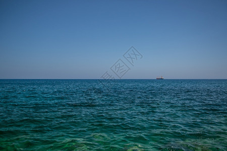 孤独自的冷静中海抛锚船舶上运送货物的概念中海抛锚船舶图片