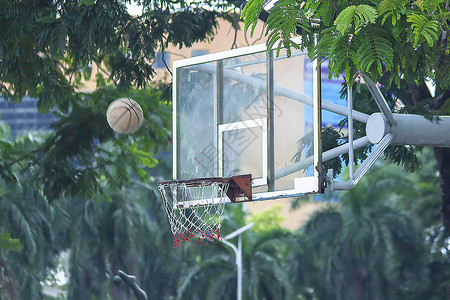 竞赛空的法庭篮球在框上投高清图片