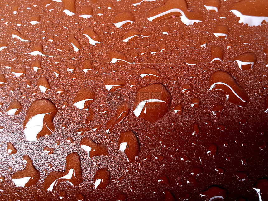 闪亮屋顶瓷砖表面或铁地水流下简要背景和用于设计的水质雨滴情况表层瓦片面或铁地水流简要背景和纹理银禅图片
