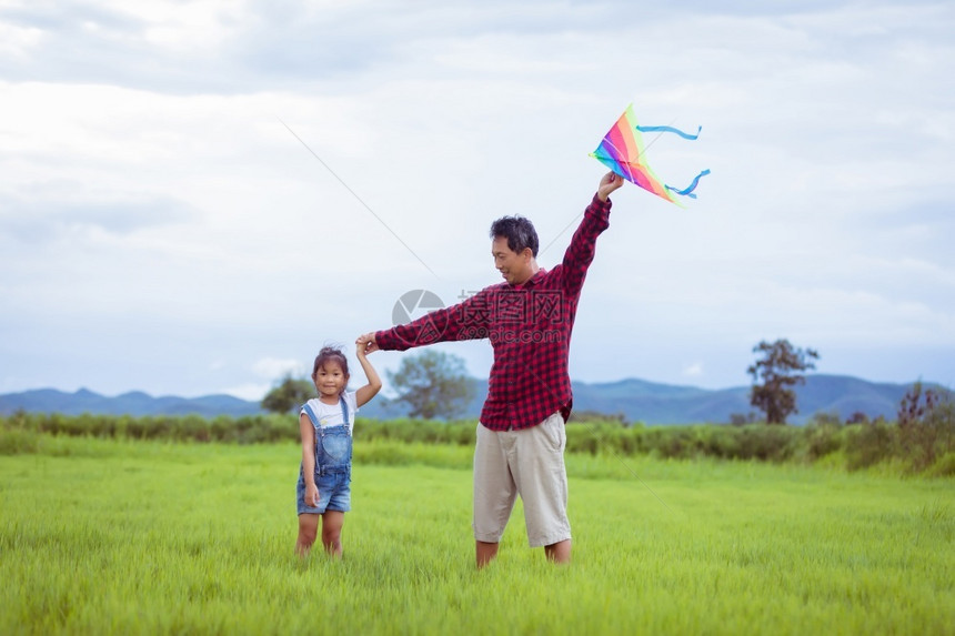 爸爸带着女儿放风筝图片