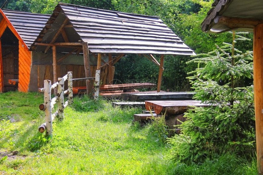 屋宁静公园凉亭的木桌和长凳雨图片