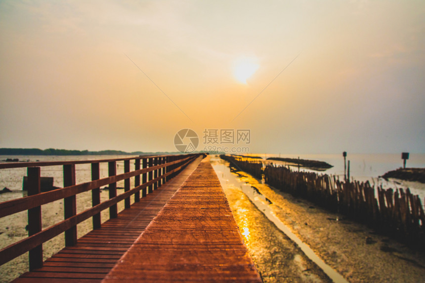 清晨在海边和滩阳光下旅行的红桥大自然中的美丽地平线游客运输图片