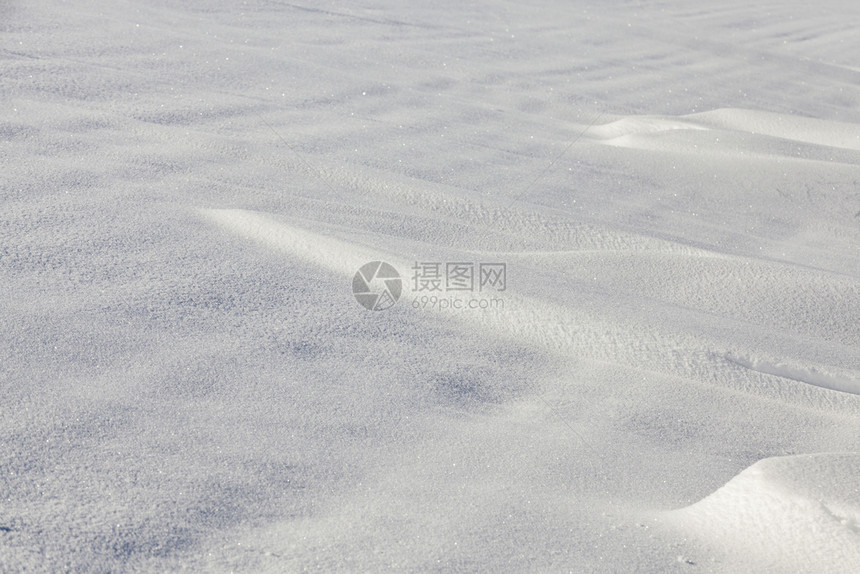 照片上拍摄着深浅的白雪冬季天雪地漂流的野外运动有质感的雾凇亮度图片
