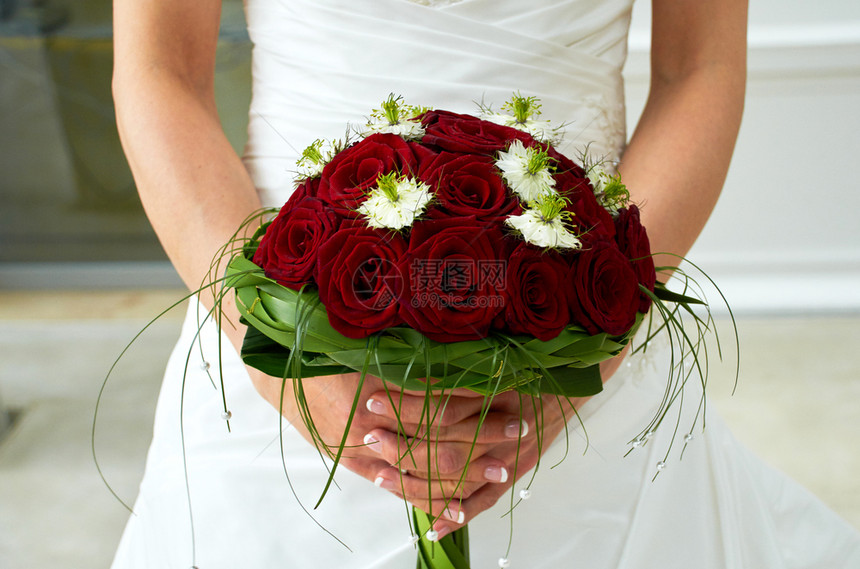 举行婚礼的新娘手中鲜花红玫瑰花束图片