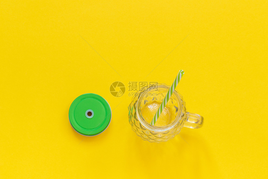 喝小样菠萝形式的空玻璃罐带绿色盖子和稻草用于黄色背景的水果或蔬菜冰沙鸡尾酒和其他饮料黄色背景上的其他饮料顶视图复制空间模板或者图片
