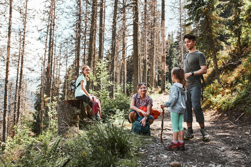 公园健康女家庭背包在山上徒步旅行积极度过暑假一起走在森林道路上交谈和欣赏自然的山地风景家庭与背包在山上徒步积极地共度暑假家庭与背图片