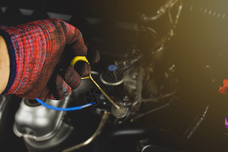 手动的燃料检查发机系统自传输油水平汽车维修概念的黄色电压泵式输油量测仪以检查发动机系统的自传输机油水平汽车维修概念为了量油尺高清图片素材