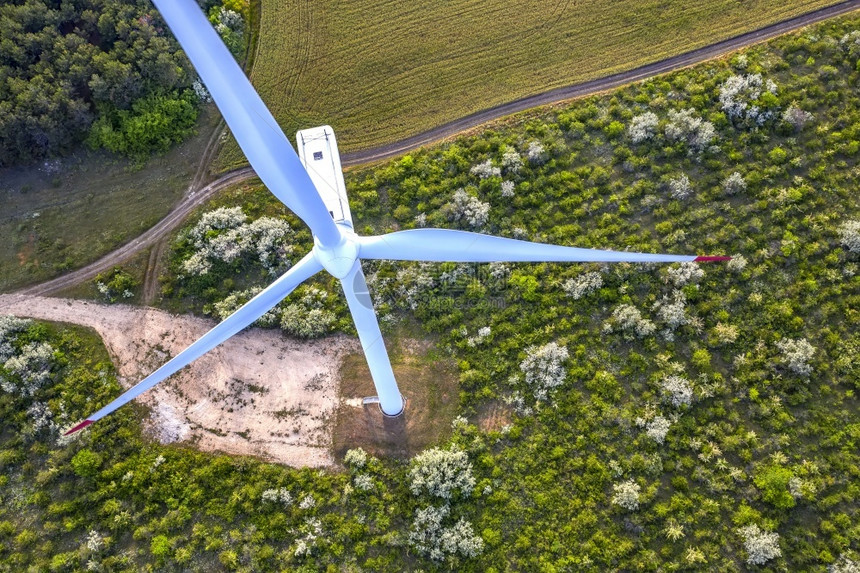 全球的从无人驾驶飞机对风力涡轮的空中观察风车用于发电生产绿色能源天空环境图片