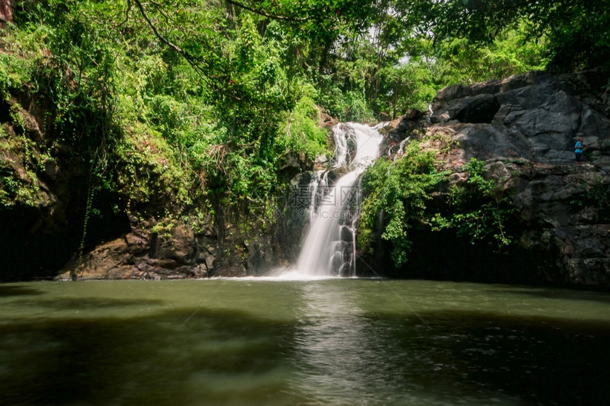 美丽户外环境森林的瀑布自然水流从下方高处岩石中流过水造成泰国森林潮湿这块土地被淹没图片
