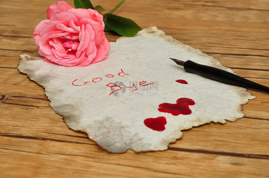 金属红色的一张用旧喷泉笔和一朵粉红玫瑰涂满血迹的旧纸上遗书伤心图片