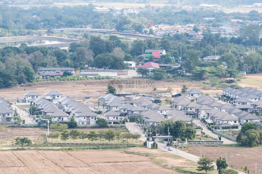 城市的位于泰国北部城市郊区附近的村内现代房屋的空中观视图THATE镇河图片