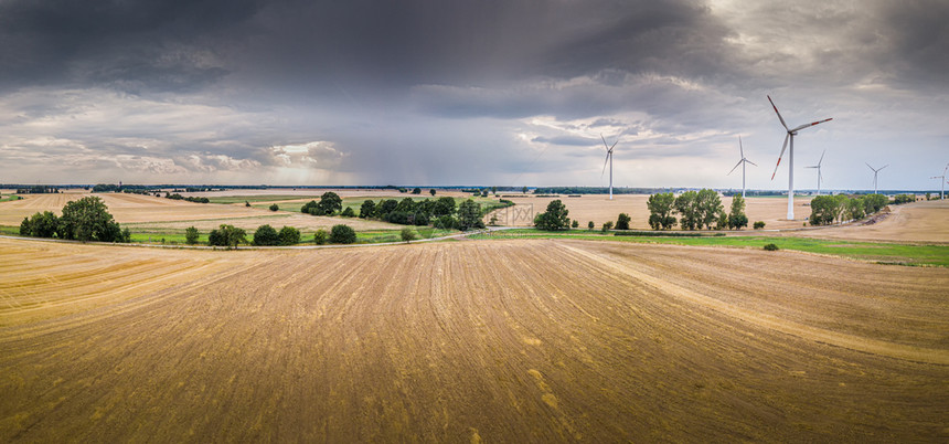空中拍摄风力涡轮机雷暴时风景观的照片地平线活力欧洲图片