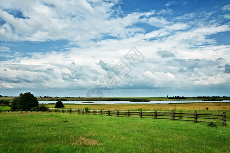 农业环境阳光明媚的夏日自然农村景观牧歌图片