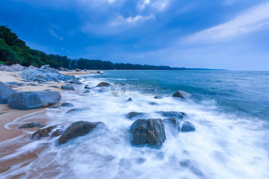 目的地崩溃海浪黄昏热带滩的景观抽象洋波浪坠落在泰国纳拉地瓦特海边长布卢尔运动图片