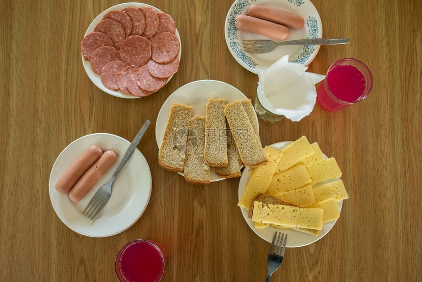 木头果酱午餐早包括香肠奶酪面和一杯蜜饯餐桌早包括香肠奶酪面和杯蜜饯图片