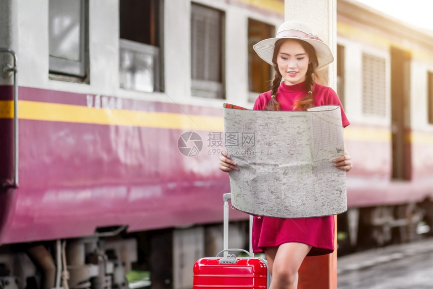 身着红衣携带行李的亚洲孕妇看火车站旅行夏假泰国带背包旅行者概念Thai成人女等待图片