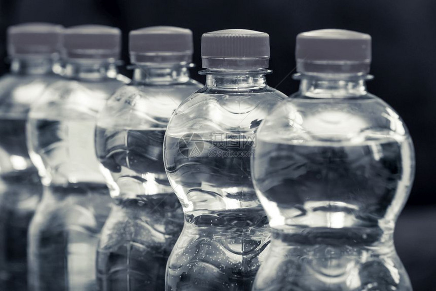 蓝色的店铺帽一排水瓶冒泡温泉红回收环境概念一排水瓶黑白回收环境概念图片