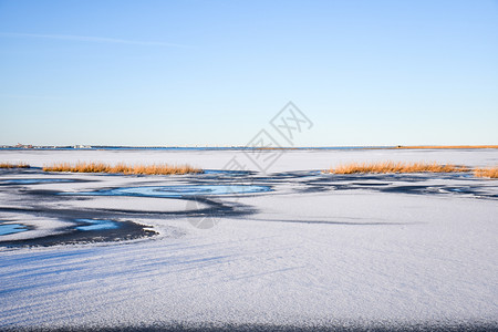 地平线经过全景冰覆盖海岸线波罗的瑞典群岛奥兰海岸以为原料横跨海岸线图片