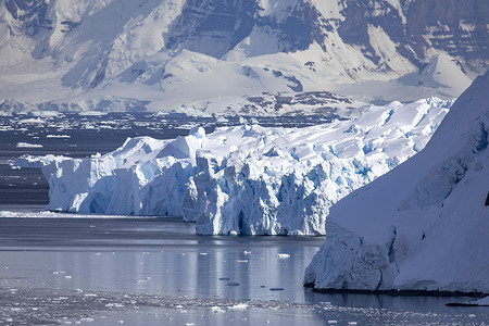 冰河流到海中与南极洲的山脉相交而来盒情绪水图片