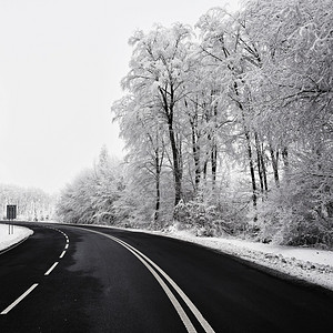 高速公路空旷的道与雪覆盖风景美丽冬季运输和汽车的节背景阳光乡村的街道高清图片素材