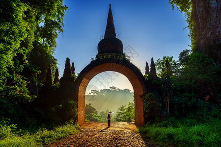 景观寺庙老的站在泰国素叻他尼考纳奈隆佛法公园的妇女图片