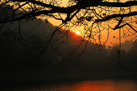 山上日落湖面反射图片
