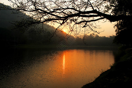 日落湖面反射图片