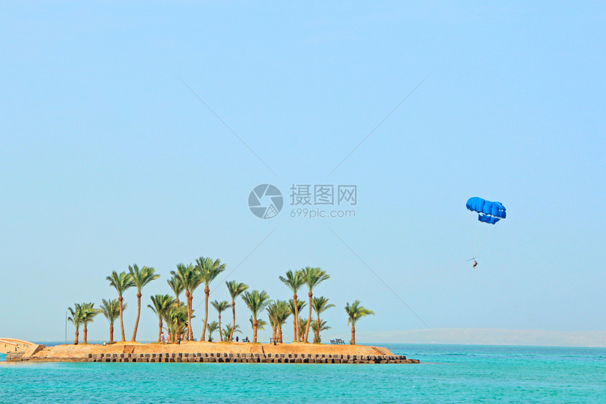 景观风滑翔伞在红海热带岛屿上空埃及热带度假胜地人们在埃及度假胜地休息旅行概念在暑假乘坐降落伞在船后飞行滑翔伞在红海热带岛屿上空埃图片