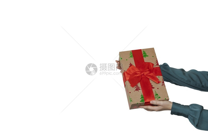 红色的女人手拿着带红色蝴蝶结的圣诞礼物在白色背景上被隔离剪切路径包括复制空间给予白色的图片