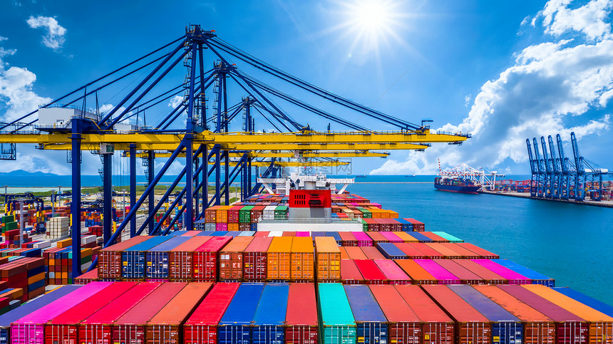 天空集装箱船在深海港口卸货全球商业物流进出口货运在公海集装箱船全球范围内运输集装箱船载货物商业的图片