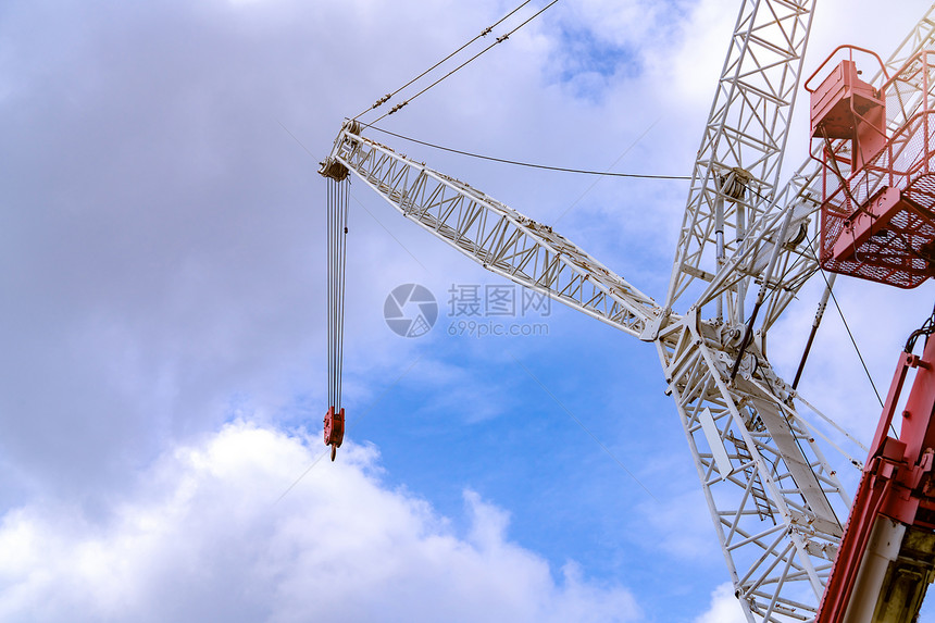 履带式绳索户外红白起重机在建筑工地使用雷el提升设备租用Crane公司从事建筑业务的Crane经销商营2136Crane公司利用图片