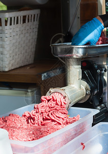 将肉重新放入机器的手研磨和床它能把肉放回机器里馅屠宰场生的图片