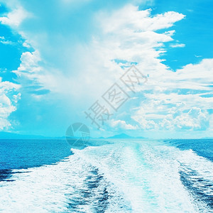 水美丽的安达曼海阳光明媚时有条快艇晴天风景图片