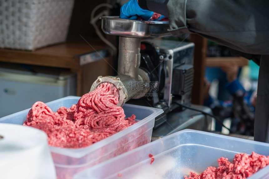晚餐加工将肉重新放入机器的手研磨和床它能把肉放回机器里屠夫图片