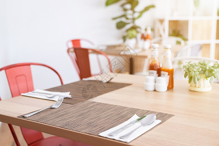 白色的空现代关闭豪华汤匙和叉子花瓶酱汁装酒店餐桌饰木头高清图片素材