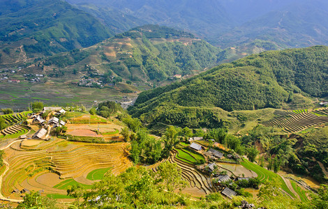 越南萨帕高地米田梯的山区景象村庄农业稻田图片