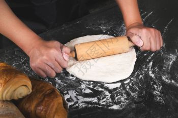 生的一顿饭烘烤烹饪厨师在房间的面包店做粉加烤包图片