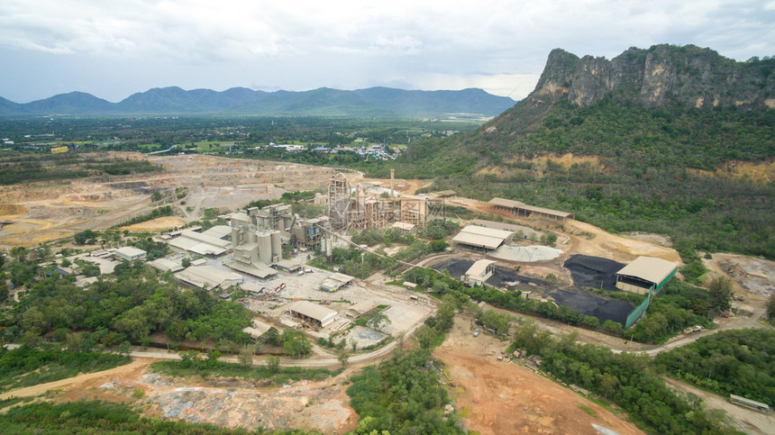 蒸汽力量泰国靠近山区的工业厂生产图片