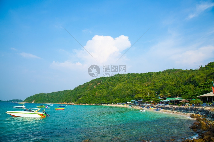 美丽的冲浪KohLarn海滩旅游胜地和租船一种图片