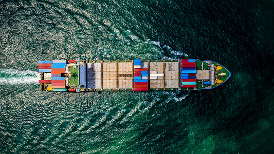海运集装箱货物流进出口业务和工服国际商贸易运输集装箱货船在公海集装箱货船概念空中顶视图和暗海背景航运的商业背景图片