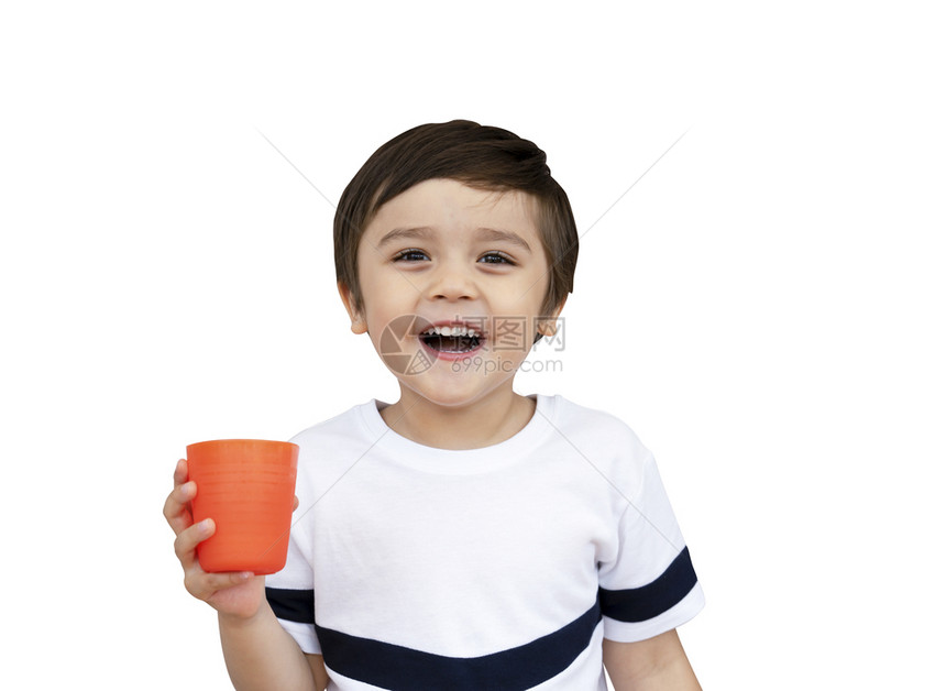 拿着杯子喝水的小男孩图片