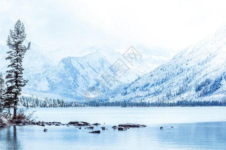 太浩湖超过冷若冰霜云冬季山区湖在阿尔泰山脉的冰霜天气海岸上有雪覆盖的松树冬季湖上有雾河许多雪覆盖的树木三背景
