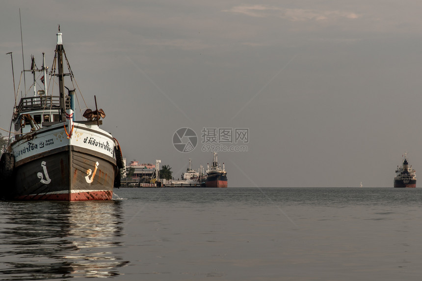 农村2019年月2日泰国SamutSakhhon泰国日落时在港口的旧渔船木萨穆特云景图片